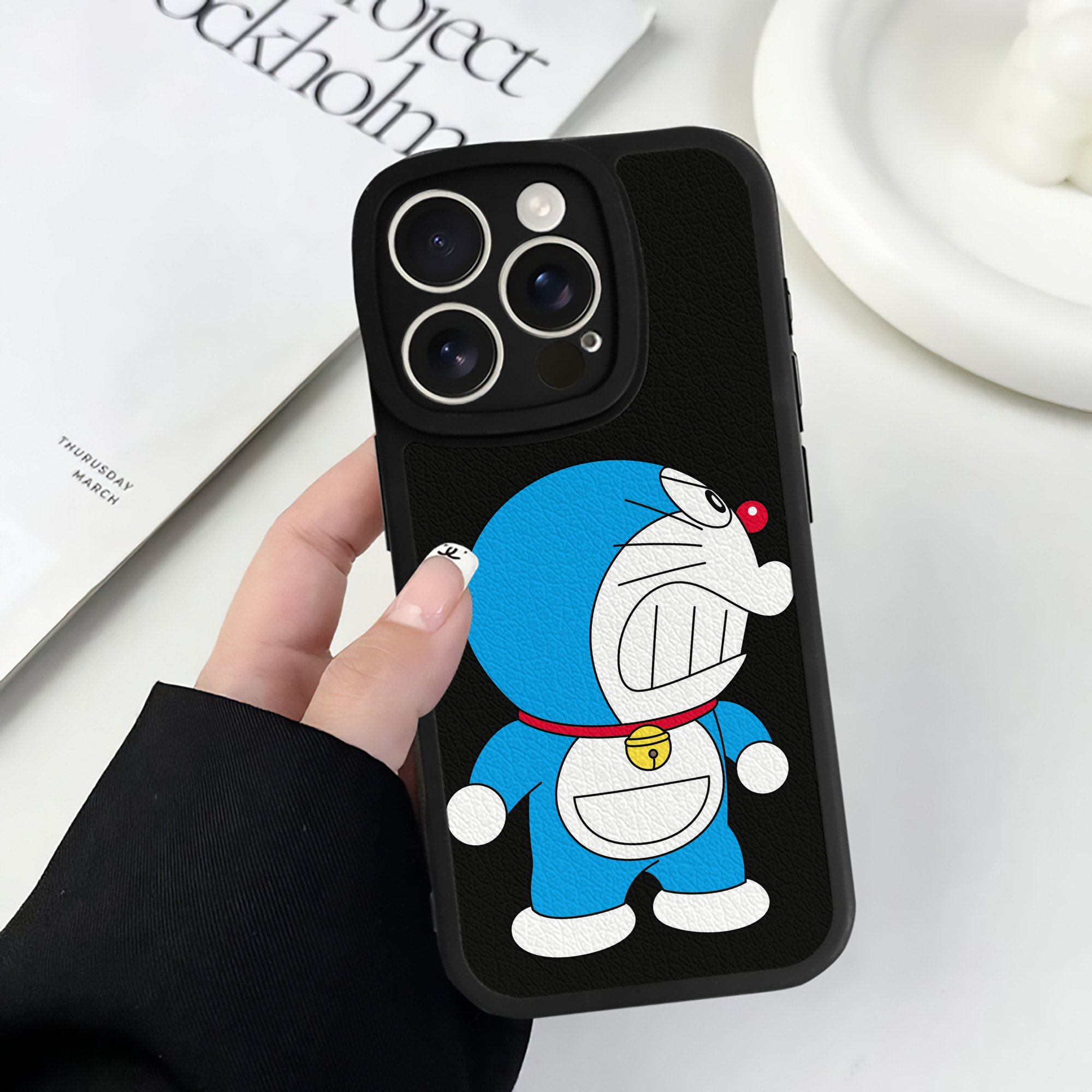 （画像用） ドラえもん Doraemon 【iPhone 16シリーズ対応】シリコンスマホケース（レザー調） 材質：シリコン